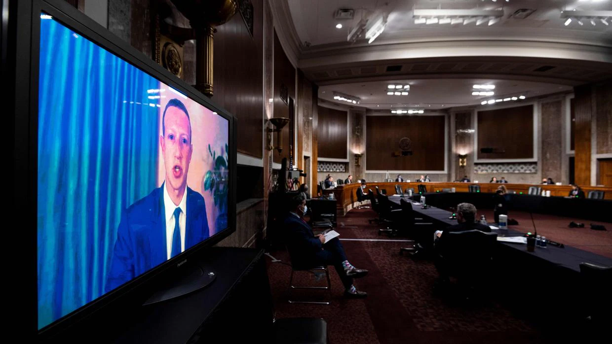 Mark Zukckerberg, fundador de Facebook, interviene por videconferencia ante los legisladores