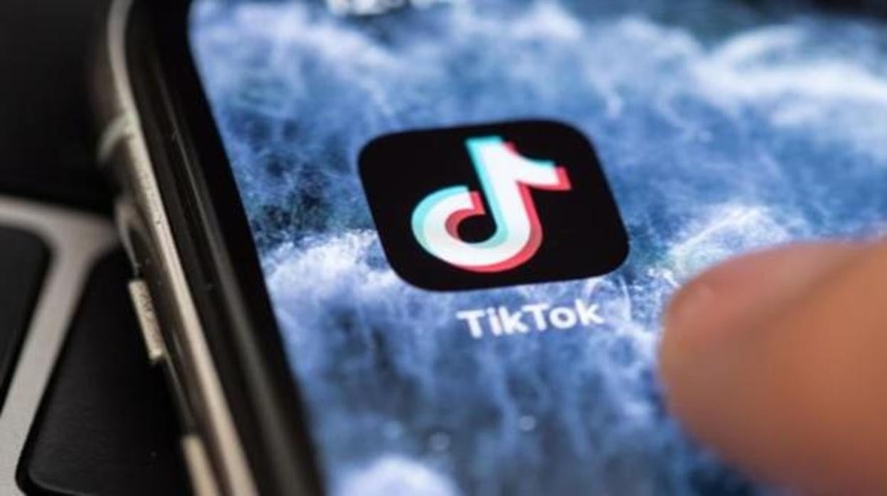 Acusan a TikTok de promocionar el contenido de grupos extremistas como Qanon