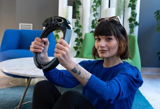 Cynthia Gálvez, especialista en AR, sosteniendo las gafas HoloLens de Microsoft