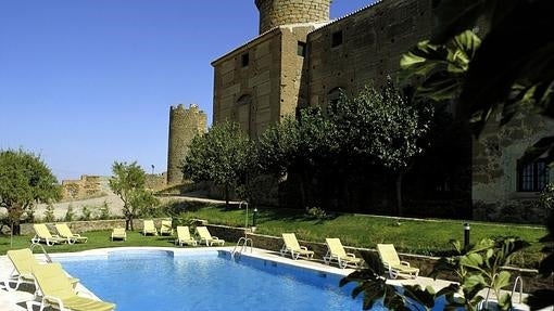 La piscina, junto a las murallas del castillo-palacio de Oropesa