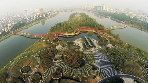 Yanweizhou Park, un trabajo de Turenscape International.