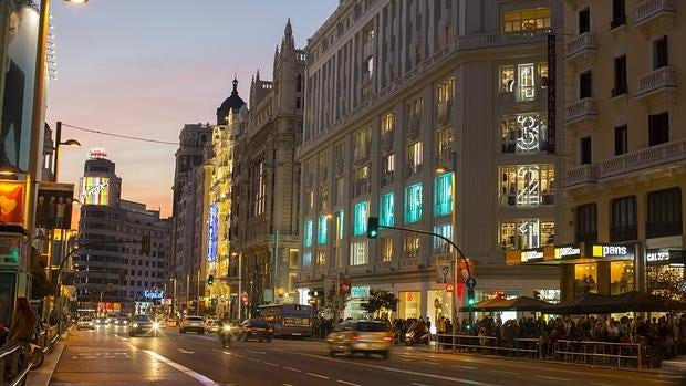 La Gran Vía de Madrid, al anochecer