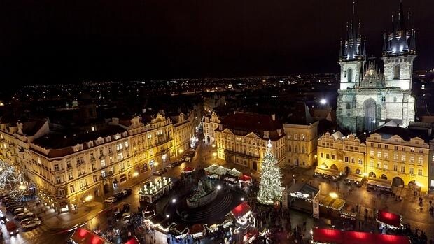 Plaza de la Ciudad Vieja, en Praga, vestida para la Navidad