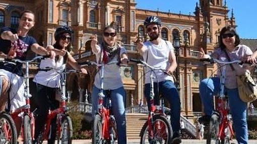 Tour en bicicleta en la Plaza de España. Fuente: See By Bike