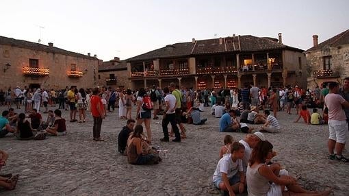 La Plaza mayor, iluminada, durante el concierto de las velas de Pedraza de la Sierra