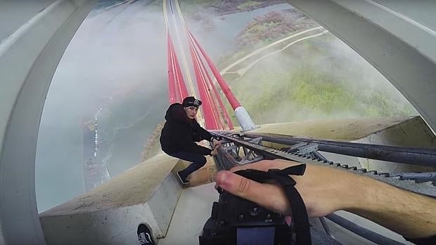 La vertiginosa y prohibida escalada al puente más alto de España