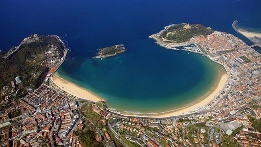 La inconfundible Bahía de San Sebastián, desde el aire