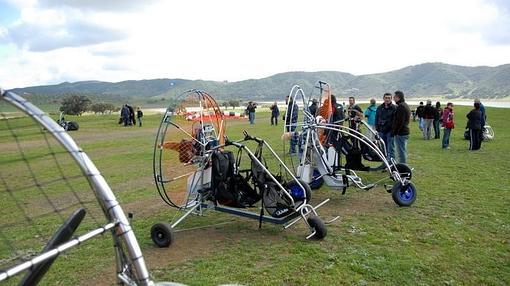 Los paramotores se preparan en el campo de despegue. Fuente: lascandelasparamotores.com