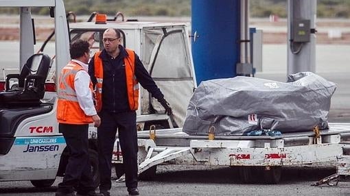 Funcionarios del aeropuerto Carlos Ibáñez del Campo trasladan a Santiago de Chile el cuerpo del explorador inglés Henry Worsley