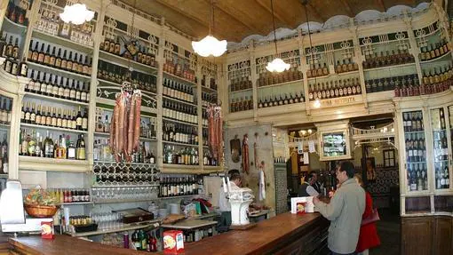 Interior de uno de los bares más antiguos de Sevilla, El Rinconcillo. Fuente: elrinconcillo.es