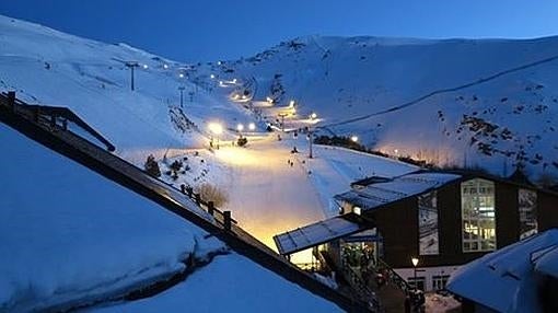 Y a las 7 de la tarde... esquí nocturno por la pista El Río, en Sierra Nevada