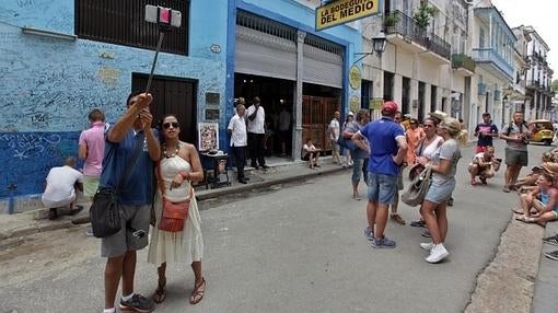 Turistas se toman fotos en la entrada del restaurante «La Bodeguita del Medio» en La Habana Vieja