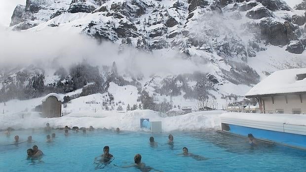 Una de las piscinas al aire libre de Leukerbad, Suiza