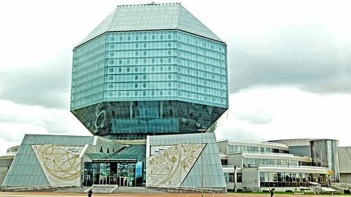 El edificio con forma de rombicuboctaedro de la Biblioteca de Minsk