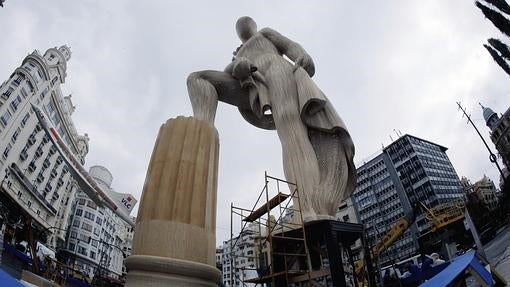 Vista del motaje de la falla de la Plaza del Ayuntamiento en los últimos preparativos para este miércoles, inicio de los días grandes de las Fallas