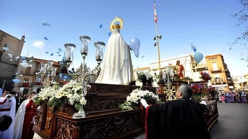 Procesión del Encuentro del Cristo Resucitado con la Virgen de la Alegria en la Plaza Mayor de Medina del Campo