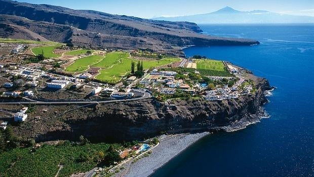 Vista del Hotel Jardín Tecina, sobre un acantilado de La Gomera