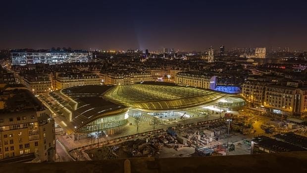 Imagen nocturna del nuevo aspecto de Les Halles, con una espectacular cubierta o Canopée que cambia el aspecto de la ciudad