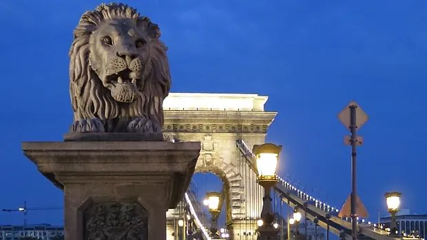 El misterio de los leones sin lengua y otros nueve secretos de Budapest