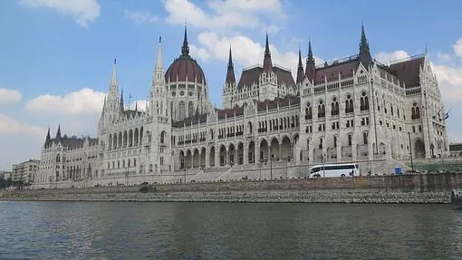 El Parlamento húngaro, junto al Danubio