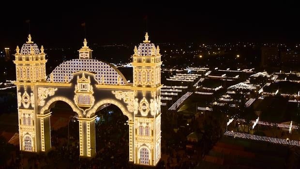 A la medianoche, en punto, era conectado en Sevilla el alumbrado de la Feria