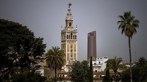 La Giralda, en Sevilla, y, al fondo, la Torre Pelli