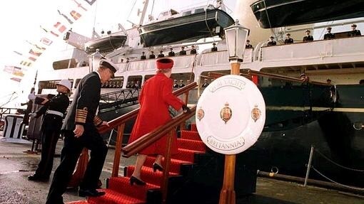 La Reina Isabel II y el Duque de Edimburgo, en el yate real Britannia, en 1997
