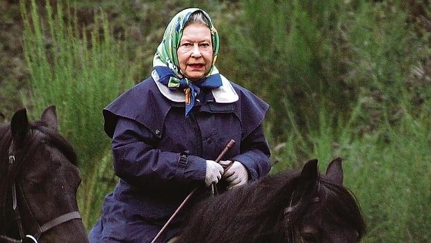 La reina Isabel montando a caballo en su castillo de Balmoral, en 2004