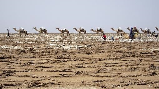 Arena y sal en el desierto de Danakil