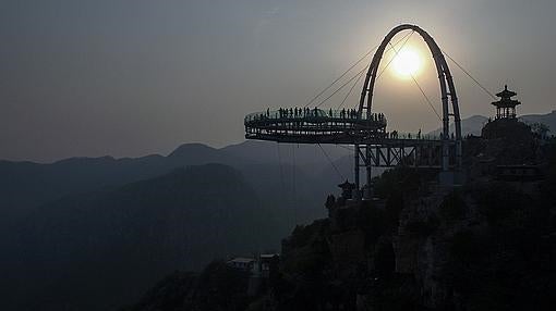 El vértigo de pasear por el mayor mirador de cristal del mundo