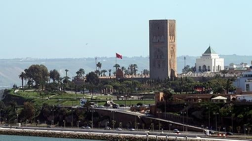 Una imagen de la Torre Hasán y el Mausoleo de Mohamed V (al fondo)