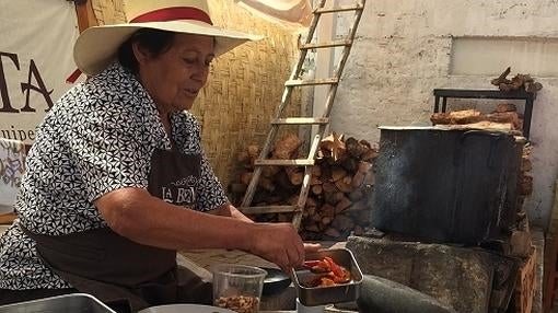 La Benita trabajando con el batán