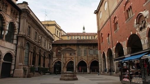 Vista actual de la plaza hacia la casa dei Panigarola