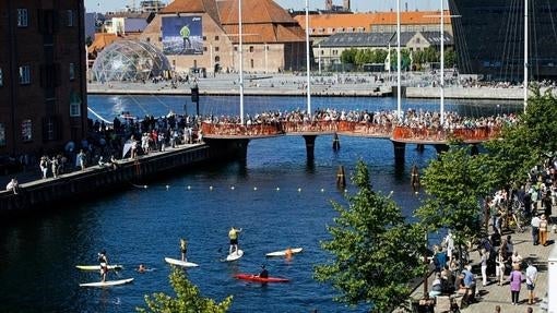 Puente hecho con plataformas circulares, en Copenhague