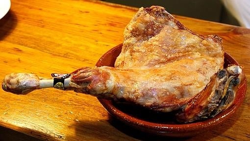 Lechazo asado al horno de leña con patatas asadas al ajo-aceite y pimentón