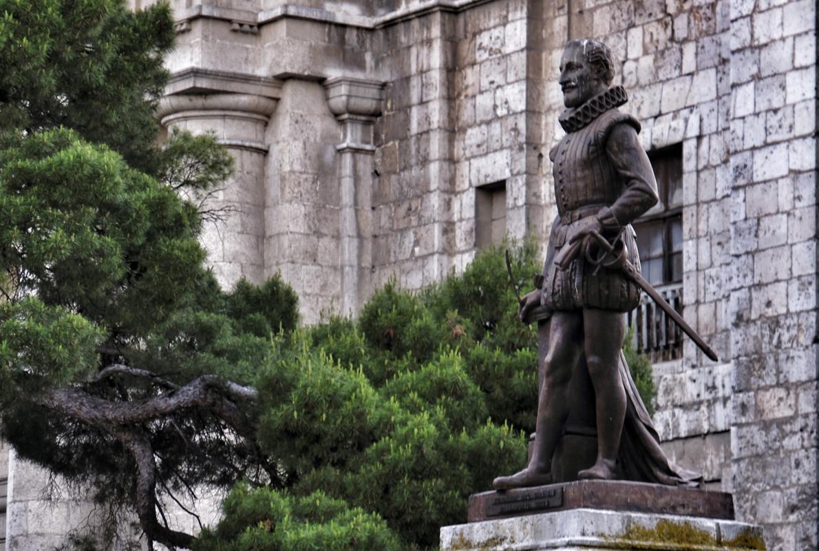 Estatuta de Cervantes en la plaza de la Universidad