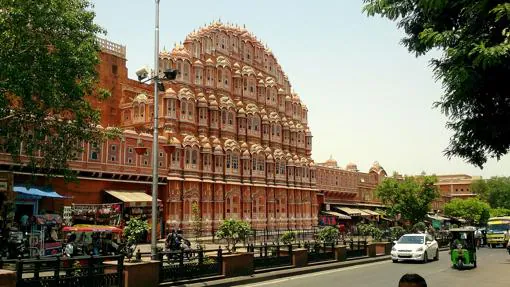 El «palacio de los vientos» o Hawa Mahal, es una de las atracciones turísticas más importantes de la ciudad de Jaipur