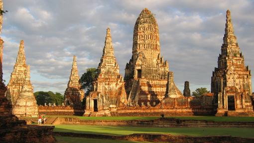 Ruinas del templo Wat Chaiwatthanaram en Ayutthaya