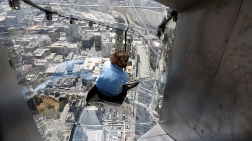 Los Angeles, desde el punto de vista de los turistas que bajan en el tobogán Skyslide