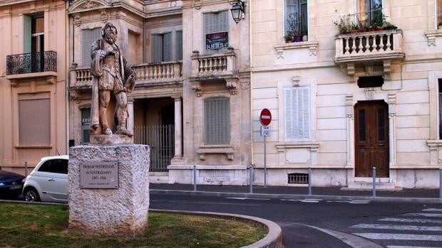 Una estatua de Nostradamus en Salon-de-Provence, donde murió el 2 de julio de 1566