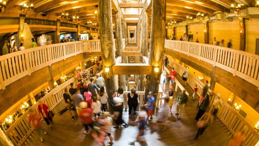 Visitantes recorren la recién inaugurada Ark Encounter,