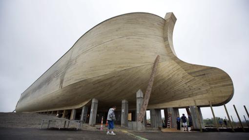 Exterior de la réplica del Arca de Noé impulsada por el fundador del Museo de la Creación, Ken Ham