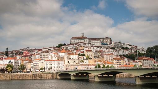 Panorámica desde el río Mondego de la ciudad de Coimbra