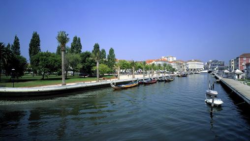 Embarcadero de las naves que recorren los canales en Aveiro