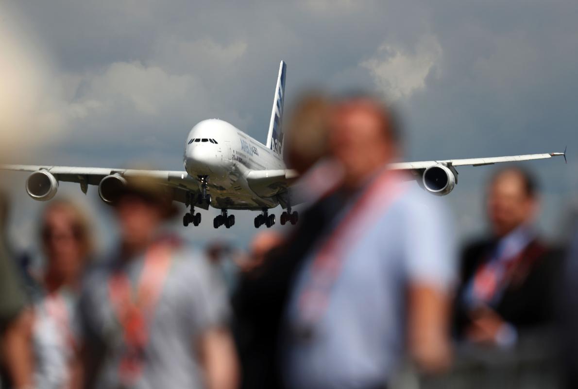 Un Airbus A380 entre la multitud del salón aeronático de Farnborough, celebrado en Inglatera