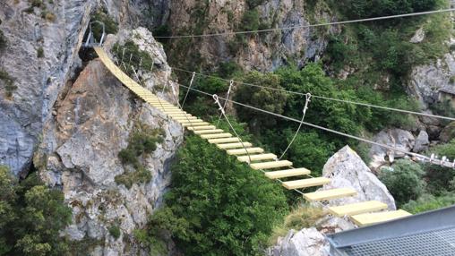 Puente tibetano en la vía ferrata del Cares