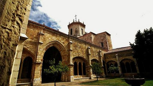 Interior del claustro de la catedral de Santander