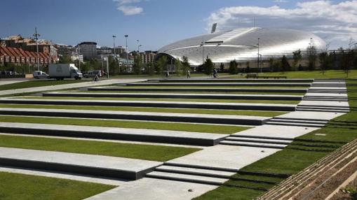 Escalinata del parque con el Palacio de Deportes al fondo