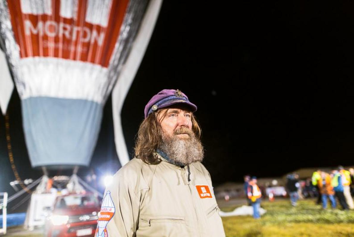 Fedor Konyukhov, junto a su globo, en Australia