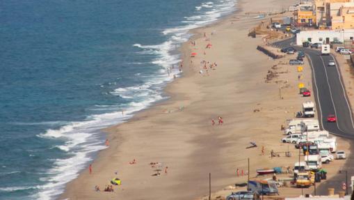 La carretera discurre paralela a las playas de Cabo de Gata, en un tramo de 2,5 kilómetros